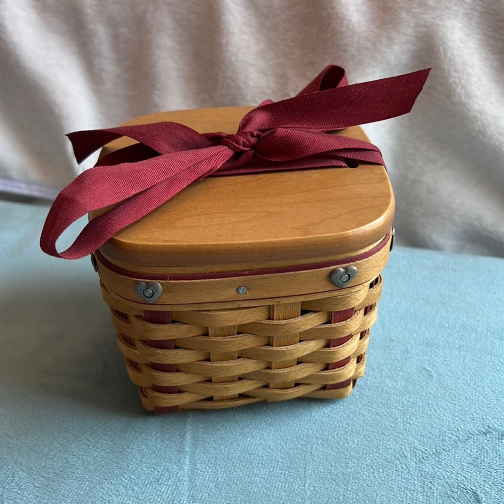 Longaberger 2002 small sweetest gift sweetheart basket with lid, bow, & liner.